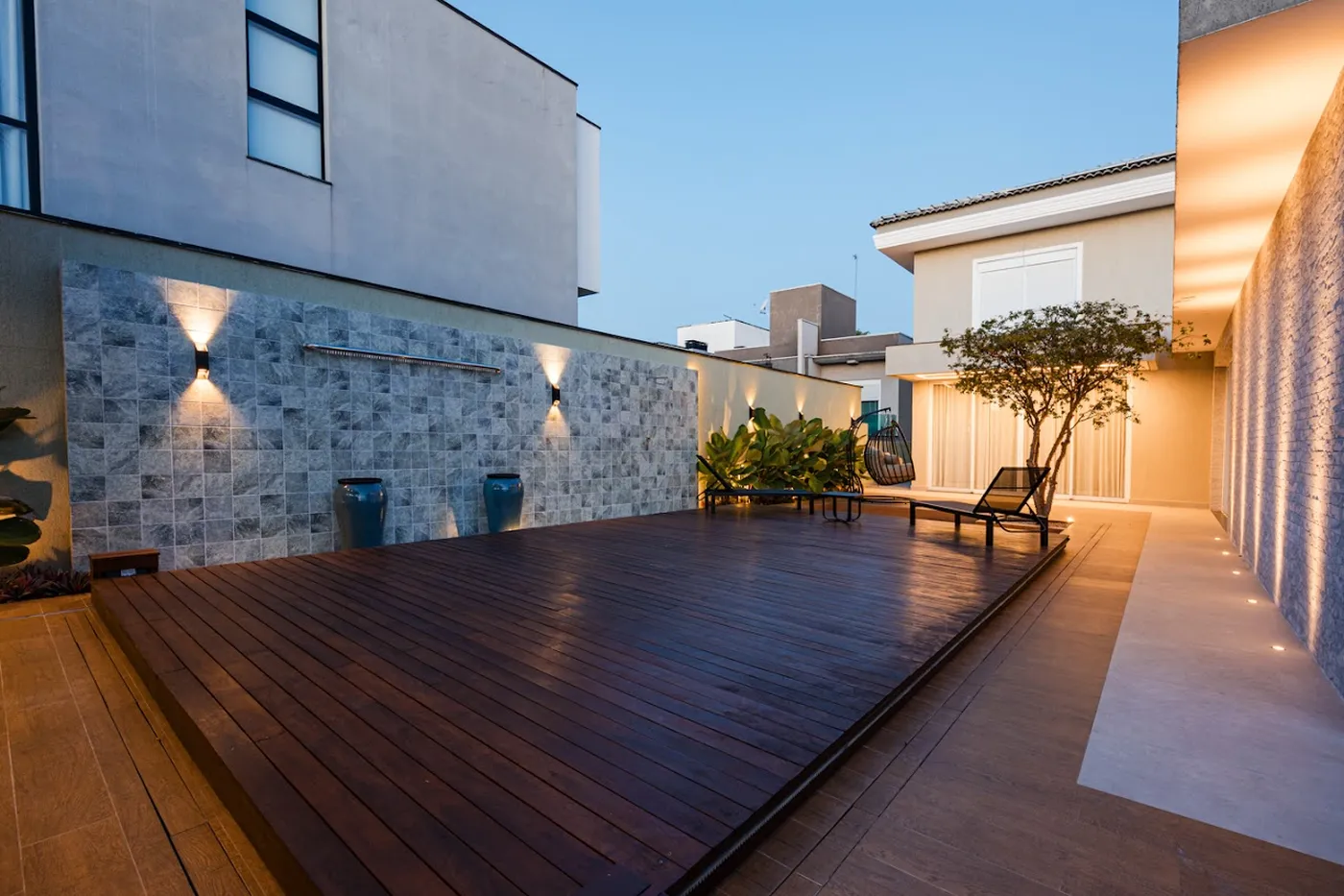 Deck iluminado para receber à noite