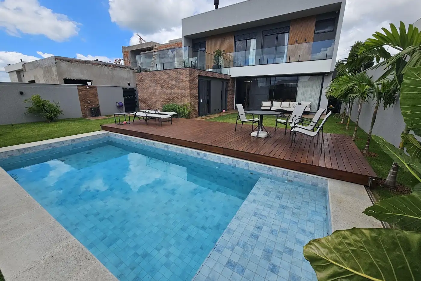 Deck horizontal em casa de condomínio