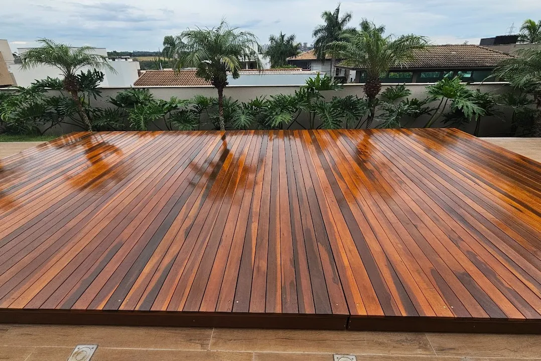 Deck retrátil fechado cobrindo toda a piscina